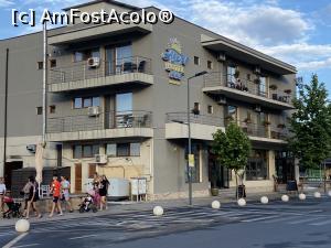 P01 [JUN-2022] Restaurant Agapi Mamaia - vedere din stradă. Intrarea în restaurant este în dreapta
