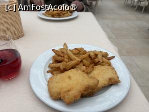 [P08] Restaurantul hotelului Sulina din Mamaia - şniţele cu cartofi prăjiţi » foto by nicole33
 - 
<span class="allrVoted glyphicon glyphicon-heart hidden" id="av1522766"></span>
<a class="m-l-10 hidden" id="sv1522766" onclick="voting_Foto_DelVot(,1522766,5688)" role="button">șterge vot <span class="glyphicon glyphicon-remove"></span></a>
<a id="v91522766" class=" c-red"  onclick="voting_Foto_SetVot(1522766)" role="button"><span class="glyphicon glyphicon-heart-empty"></span> <b>LIKE</b> = Votează poza</a> <img class="hidden"  id="f1522766W9" src="/imagini/loader.gif" border="0" /><span class="AjErrMes hidden" id="e1522766ErM"></span>