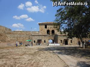 [P15] Cetatea Alba - Intrarea fotografiata din interior. Casa de bilete se afla dincolo de usa de langa umbreluta verde.  » foto by iulianic
 - 
<span class="allrVoted glyphicon glyphicon-heart hidden" id="av357422"></span>
<a class="m-l-10 hidden" id="sv357422" onclick="voting_Foto_DelVot(,357422,5738)" role="button">șterge vot <span class="glyphicon glyphicon-remove"></span></a>
<a id="v9357422" class=" c-red"  onclick="voting_Foto_SetVot(357422)" role="button"><span class="glyphicon glyphicon-heart-empty"></span> <b>LIKE</b> = Votează poza</a> <img class="hidden"  id="f357422W9" src="/imagini/loader.gif" border="0" /><span class="AjErrMes hidden" id="e357422ErM"></span>