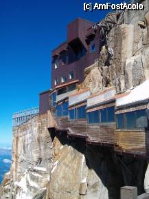 [P06] una din terasele  de la Aiguille du Midi , aici se vad  scarile de acces acoperite , lemnul pare crescut in stanca » foto by TORA INGRID
 - 
<span class="allrVoted glyphicon glyphicon-heart hidden" id="av74219"></span>
<a class="m-l-10 hidden" id="sv74219" onclick="voting_Foto_DelVot(,74219,5749)" role="button">șterge vot <span class="glyphicon glyphicon-remove"></span></a>
<a id="v974219" class=" c-red"  onclick="voting_Foto_SetVot(74219)" role="button"><span class="glyphicon glyphicon-heart-empty"></span> <b>LIKE</b> = Votează poza</a> <img class="hidden"  id="f74219W9" src="/imagini/loader.gif" border="0" /><span class="AjErrMes hidden" id="e74219ErM"></span>