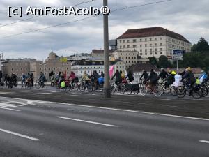 [P38] Linz-pe pod erau niste biciclisti care participau la un fel de parada, iar pe fundal se vede castelul Linz » foto by mishu
 - 
<span class="allrVoted glyphicon glyphicon-heart hidden" id="av1166262"></span>
<a class="m-l-10 hidden" id="sv1166262" onclick="voting_Foto_DelVot(,1166262,5751)" role="button">șterge vot <span class="glyphicon glyphicon-remove"></span></a>
<a id="v91166262" class=" c-red"  onclick="voting_Foto_SetVot(1166262)" role="button"><span class="glyphicon glyphicon-heart-empty"></span> <b>LIKE</b> = Votează poza</a> <img class="hidden"  id="f1166262W9" src="/imagini/loader.gif" border="0" /><span class="AjErrMes hidden" id="e1166262ErM"></span>