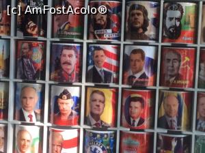 [P12] Ce cana va alegeti? Acestea erau in bazar, nu se vede foarte bine dar Ceausescu e incadrat de Iohanis si Basescu, acestea sunt celebritatile noastre.  » foto by mishu
 - 
<span class="allrVoted glyphicon glyphicon-heart hidden" id="av798134"></span>
<a class="m-l-10 hidden" id="sv798134" onclick="voting_Foto_DelVot(,798134,5760)" role="button">șterge vot <span class="glyphicon glyphicon-remove"></span></a>
<a id="v9798134" class=" c-red"  onclick="voting_Foto_SetVot(798134)" role="button"><span class="glyphicon glyphicon-heart-empty"></span> <b>LIKE</b> = Votează poza</a> <img class="hidden"  id="f798134W9" src="/imagini/loader.gif" border="0" /><span class="AjErrMes hidden" id="e798134ErM"></span>