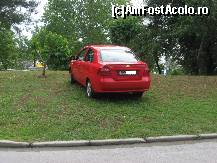 P01 [JAN-2010] In Thasos - desi erau o gramada de locuri de parcare libere la mica distanta, trebuia sa fie si o masina parcata pe gazon, bineinteles ca din Romania