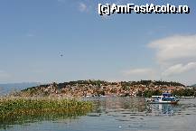 [P25] Ambarcatiune pe lacul Ohrid.Pe fundal ...Ohrid, orasul vechi. » foto by prisad
 - 
<span class="allrVoted glyphicon glyphicon-heart hidden" id="av75448"></span>
<a class="m-l-10 hidden" id="sv75448" onclick="voting_Foto_DelVot(,75448,5763)" role="button">șterge vot <span class="glyphicon glyphicon-remove"></span></a>
<a id="v975448" class=" c-red"  onclick="voting_Foto_SetVot(75448)" role="button"><span class="glyphicon glyphicon-heart-empty"></span> <b>LIKE</b> = Votează poza</a> <img class="hidden"  id="f75448W9" src="/imagini/loader.gif" border="0" /><span class="AjErrMes hidden" id="e75448ErM"></span>