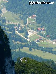 [P18] Un alt loc de unde admiram imprejurimile, de aceasta data vorbind despre zona si cabana Plaiul Foii (cea cu podetul si parcarea in fata) » foto by Claudiu U.
 - 
<span class="allrVoted glyphicon glyphicon-heart hidden" id="av256750"></span>
<a class="m-l-10 hidden" id="sv256750" onclick="voting_Foto_DelVot(,256750,5764)" role="button">șterge vot <span class="glyphicon glyphicon-remove"></span></a>
<a id="v9256750" class=" c-red"  onclick="voting_Foto_SetVot(256750)" role="button"><span class="glyphicon glyphicon-heart-empty"></span> <b>LIKE</b> = Votează poza</a> <img class="hidden"  id="f256750W9" src="/imagini/loader.gif" border="0" /><span class="AjErrMes hidden" id="e256750ErM"></span>