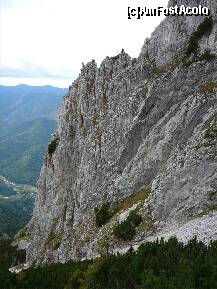 [P12] Popas pentru a admira muntele. Jos, in stanga se poate vedea poteca pe unde am urcat » foto by Claudiu U.
 - 
<span class="allrVoted glyphicon glyphicon-heart hidden" id="av280612"></span>
<a class="m-l-10 hidden" id="sv280612" onclick="voting_Foto_DelVot(,280612,5764)" role="button">șterge vot <span class="glyphicon glyphicon-remove"></span></a>
<a id="v9280612" class=" c-red"  onclick="voting_Foto_SetVot(280612)" role="button"><span class="glyphicon glyphicon-heart-empty"></span> <b>LIKE</b> = Votează poza</a> <img class="hidden"  id="f280612W9" src="/imagini/loader.gif" border="0" /><span class="AjErrMes hidden" id="e280612ErM"></span>