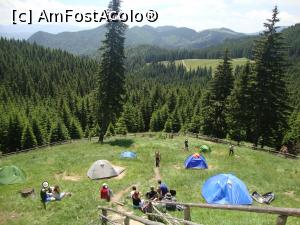 [P39] Pe terenul din faţa cabanei erau amplasate câteva corturi. Toată lumea admiră peisajele frumoase din jur.  » foto by Floryn81
 - 
<span class="allrVoted glyphicon glyphicon-heart hidden" id="av878787"></span>
<a class="m-l-10 hidden" id="sv878787" onclick="voting_Foto_DelVot(,878787,5764)" role="button">șterge vot <span class="glyphicon glyphicon-remove"></span></a>
<a id="v9878787" class=" c-red"  onclick="voting_Foto_SetVot(878787)" role="button"><span class="glyphicon glyphicon-heart-empty"></span> <b>LIKE</b> = Votează poza</a> <img class="hidden"  id="f878787W9" src="/imagini/loader.gif" border="0" /><span class="AjErrMes hidden" id="e878787ErM"></span>
