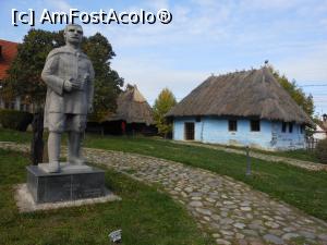 [P04] Cârțișoara - Muzeul Etnografic și Memorial "Badea Cârțan". In curte, statuia lui Andrei Budac. » foto by iulianic
 - 
<span class="allrVoted glyphicon glyphicon-heart hidden" id="av1334688"></span>
<a class="m-l-10 hidden" id="sv1334688" onclick="voting_Foto_DelVot(,1334688,5785)" role="button">șterge vot <span class="glyphicon glyphicon-remove"></span></a>
<a id="v91334688" class=" c-red"  onclick="voting_Foto_SetVot(1334688)" role="button"><span class="glyphicon glyphicon-heart-empty"></span> <b>LIKE</b> = Votează poza</a> <img class="hidden"  id="f1334688W9" src="/imagini/loader.gif" border="0" /><span class="AjErrMes hidden" id="e1334688ErM"></span>