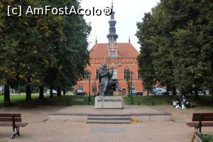 [P12] Gdańsk, Piața Jan Hevelius, cu Statuia acestuia, în fundal Ratusz Staromiejski - Vechea Primărie » foto by mprofeanu
 - 
<span class="allrVoted glyphicon glyphicon-heart hidden" id="av1383721"></span>
<a class="m-l-10 hidden" id="sv1383721" onclick="voting_Foto_DelVot(,1383721,5798)" role="button">șterge vot <span class="glyphicon glyphicon-remove"></span></a>
<a id="v91383721" class=" c-red"  onclick="voting_Foto_SetVot(1383721)" role="button"><span class="glyphicon glyphicon-heart-empty"></span> <b>LIKE</b> = Votează poza</a> <img class="hidden"  id="f1383721W9" src="/imagini/loader.gif" border="0" /><span class="AjErrMes hidden" id="e1383721ErM"></span>