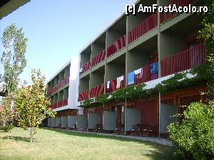 [P04] Skiathos Palace - partea cu camerele sea view. Cele de la parter sunt camere modern garden view. Pentru familile cu copii, cam. garden view de la parter sunt ideale deoarece au o peluza foarte faina. Celelalte camere modern garden view sunt tot in aceasta cladire pe partea cealalta. » foto by Andox
 - 
<span class="allrVoted glyphicon glyphicon-heart hidden" id="av423145"></span>
<a class="m-l-10 hidden" id="sv423145" onclick="voting_Foto_DelVot(,423145,5871)" role="button">șterge vot <span class="glyphicon glyphicon-remove"></span></a>
<a id="v9423145" class=" c-red"  onclick="voting_Foto_SetVot(423145)" role="button"><span class="glyphicon glyphicon-heart-empty"></span> <b>LIKE</b> = Votează poza</a> <img class="hidden"  id="f423145W9" src="/imagini/loader.gif" border="0" /><span class="AjErrMes hidden" id="e423145ErM"></span>