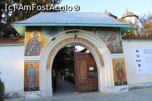 [P70] Mănăstirea Sf. Nicolae Sitaru, Poarta de la Curtea interioară a mănăstirii, încadrată de picturi cu sfinți și scene biblice, au fost fonduri europene folosite aici... » foto by mprofeanu
 - 
<span class="allrVoted glyphicon glyphicon-heart hidden" id="av1207101"></span>
<a class="m-l-10 hidden" id="sv1207101" onclick="voting_Foto_DelVot(,1207101,5894)" role="button">șterge vot <span class="glyphicon glyphicon-remove"></span></a>
<a id="v91207101" class=" c-red"  onclick="voting_Foto_SetVot(1207101)" role="button"><span class="glyphicon glyphicon-heart-empty"></span> <b>LIKE</b> = Votează poza</a> <img class="hidden"  id="f1207101W9" src="/imagini/loader.gif" border="0" /><span class="AjErrMes hidden" id="e1207101ErM"></span>