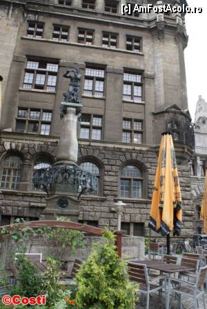 [P28] Promenadă în Leipzig / Rathausbrunnen, fântâna arteziană aflată în Burgplatz.  » foto by Costi
 - 
<span class="allrVoted glyphicon glyphicon-heart hidden" id="av383813"></span>
<a class="m-l-10 hidden" id="sv383813" onclick="voting_Foto_DelVot(,383813,5925)" role="button">șterge vot <span class="glyphicon glyphicon-remove"></span></a>
<a id="v9383813" class=" c-red"  onclick="voting_Foto_SetVot(383813)" role="button"><span class="glyphicon glyphicon-heart-empty"></span> <b>LIKE</b> = Votează poza</a> <img class="hidden"  id="f383813W9" src="/imagini/loader.gif" border="0" /><span class="AjErrMes hidden" id="e383813ErM"></span>