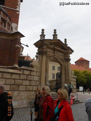 [P16] Cracovia - Turişti în piaţa din faţa Castelului Wawel.  » foto by iulianic
 - 
<span class="allrVoted glyphicon glyphicon-heart hidden" id="av630112"></span>
<a class="m-l-10 hidden" id="sv630112" onclick="voting_Foto_DelVot(,630112,5995)" role="button">șterge vot <span class="glyphicon glyphicon-remove"></span></a>
<a id="v9630112" class=" c-red"  onclick="voting_Foto_SetVot(630112)" role="button"><span class="glyphicon glyphicon-heart-empty"></span> <b>LIKE</b> = Votează poza</a> <img class="hidden"  id="f630112W9" src="/imagini/loader.gif" border="0" /><span class="AjErrMes hidden" id="e630112ErM"></span>