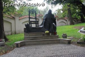 [P88] Kraków, Bazilica Sf. Arhanghelul Mihail și Sf. Stanisłau, Monument dedicat Sf. Stanislau în anul 1979 cu ocazia împlinirii a 900 de ani de la martiriu » foto by mprofeanu
 - 
<span class="allrVoted glyphicon glyphicon-heart hidden" id="av1338998"></span>
<a class="m-l-10 hidden" id="sv1338998" onclick="voting_Foto_DelVot(,1338998,5995)" role="button">șterge vot <span class="glyphicon glyphicon-remove"></span></a>
<a id="v91338998" class=" c-red"  onclick="voting_Foto_SetVot(1338998)" role="button"><span class="glyphicon glyphicon-heart-empty"></span> <b>LIKE</b> = Votează poza</a> <img class="hidden"  id="f1338998W9" src="/imagini/loader.gif" border="0" /><span class="AjErrMes hidden" id="e1338998ErM"></span>