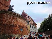 [P23] Cracovia: coborând spre oraş pe lângă zidul de incintă al cetăţii Wawel » foto by mariana.olaru
 - 
<span class="allrVoted glyphicon glyphicon-heart hidden" id="av116536"></span>
<a class="m-l-10 hidden" id="sv116536" onclick="voting_Foto_DelVot(,116536,5995)" role="button">șterge vot <span class="glyphicon glyphicon-remove"></span></a>
<a id="v9116536" class=" c-red"  onclick="voting_Foto_SetVot(116536)" role="button"><span class="glyphicon glyphicon-heart-empty"></span> <b>LIKE</b> = Votează poza</a> <img class="hidden"  id="f116536W9" src="/imagini/loader.gif" border="0" /><span class="AjErrMes hidden" id="e116536ErM"></span>