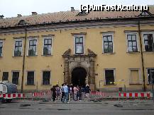 [P59] Cracovia:Palatul arhiepiscopal de la a cărui fereastră ne salută fotografia în mărime naturală a Papei Ioan Paul al II-lea » foto by mariana.olaru
 - 
<span class="allrVoted glyphicon glyphicon-heart hidden" id="av116664"></span>
<a class="m-l-10 hidden" id="sv116664" onclick="voting_Foto_DelVot(,116664,5995)" role="button">șterge vot <span class="glyphicon glyphicon-remove"></span></a>
<a id="v9116664" class=" c-red"  onclick="voting_Foto_SetVot(116664)" role="button"><span class="glyphicon glyphicon-heart-empty"></span> <b>LIKE</b> = Votează poza</a> <img class="hidden"  id="f116664W9" src="/imagini/loader.gif" border="0" /><span class="AjErrMes hidden" id="e116664ErM"></span>