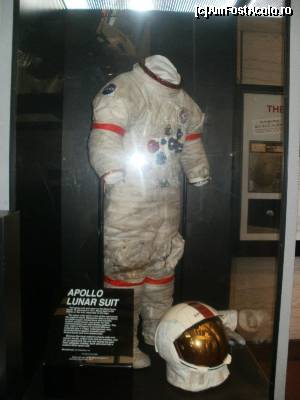 [P20] Costum de cosmonaut din misiunea americană Apollo. » foto by diacrys*
 - 
<span class="allrVoted glyphicon glyphicon-heart hidden" id="av555463"></span>
<a class="m-l-10 hidden" id="sv555463" onclick="voting_Foto_DelVot(,555463,6029)" role="button">șterge vot <span class="glyphicon glyphicon-remove"></span></a>
<a id="v9555463" class=" c-red"  onclick="voting_Foto_SetVot(555463)" role="button"><span class="glyphicon glyphicon-heart-empty"></span> <b>LIKE</b> = Votează poza</a> <img class="hidden"  id="f555463W9" src="/imagini/loader.gif" border="0" /><span class="AjErrMes hidden" id="e555463ErM"></span>