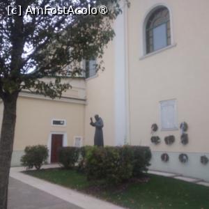 [P07] Biserica Sfântul Ladislau din Oradea, în Piața Unirii, statuia lui Padre Pio » foto by Mioritik
 - 
<span class="allrVoted glyphicon glyphicon-heart hidden" id="av1395537"></span>
<a class="m-l-10 hidden" id="sv1395537" onclick="voting_Foto_DelVot(,1395537,6032)" role="button">șterge vot <span class="glyphicon glyphicon-remove"></span></a>
<a id="v91395537" class=" c-red"  onclick="voting_Foto_SetVot(1395537)" role="button"><span class="glyphicon glyphicon-heart-empty"></span> <b>LIKE</b> = Votează poza</a> <img class="hidden"  id="f1395537W9" src="/imagini/loader.gif" border="0" /><span class="AjErrMes hidden" id="e1395537ErM"></span>
