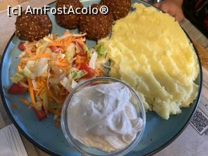 [P91] Bulgakov Café - falafel cu pire, salata si sos de casa cu iaurt » foto by mishu
 - 
<span class="allrVoted glyphicon glyphicon-heart hidden" id="av1328796"></span>
<a class="m-l-10 hidden" id="sv1328796" onclick="voting_Foto_DelVot(,1328796,6063)" role="button">șterge vot <span class="glyphicon glyphicon-remove"></span></a>
<a id="v91328796" class=" c-red"  onclick="voting_Foto_SetVot(1328796)" role="button"><span class="glyphicon glyphicon-heart-empty"></span> <b>LIKE</b> = Votează poza</a> <img class="hidden"  id="f1328796W9" src="/imagini/loader.gif" border="0" /><span class="AjErrMes hidden" id="e1328796ErM"></span>