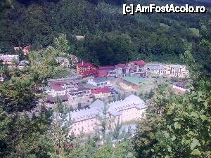 [P02] Altă imagine cu staţiunea Slănic Moldova, văzută de pe acelaşi munte. Slănic Moldova, România.  » foto by traian.leuca †
 - 
<span class="allrVoted glyphicon glyphicon-heart hidden" id="av411525"></span>
<a class="m-l-10 hidden" id="sv411525" onclick="voting_Foto_DelVot(,411525,6086)" role="button">șterge vot <span class="glyphicon glyphicon-remove"></span></a>
<a id="v9411525" class=" c-red"  onclick="voting_Foto_SetVot(411525)" role="button"><span class="glyphicon glyphicon-heart-empty"></span> <b>LIKE</b> = Votează poza</a> <img class="hidden"  id="f411525W9" src="/imagini/loader.gif" border="0" /><span class="AjErrMes hidden" id="e411525ErM"></span>