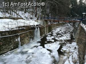 [P03] Râul Slănic, pe jumătate înghețat de Crăciun; în față se vede podul de unde începe „Traseul celor 300 de trepte” » foto by crismis
 - 
<span class="allrVoted glyphicon glyphicon-heart hidden" id="av826496"></span>
<a class="m-l-10 hidden" id="sv826496" onclick="voting_Foto_DelVot(,826496,6086)" role="button">șterge vot <span class="glyphicon glyphicon-remove"></span></a>
<a id="v9826496" class=" c-red"  onclick="voting_Foto_SetVot(826496)" role="button"><span class="glyphicon glyphicon-heart-empty"></span> <b>LIKE</b> = Votează poza</a> <img class="hidden"  id="f826496W9" src="/imagini/loader.gif" border="0" /><span class="AjErrMes hidden" id="e826496ErM"></span>