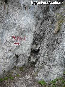 [P14] Intrarea in fisura pesterii » foto by Claudiu U.
 - 
<span class="allrVoted glyphicon glyphicon-heart hidden" id="av329486"></span>
<a class="m-l-10 hidden" id="sv329486" onclick="voting_Foto_DelVot(,329486,6094)" role="button">șterge vot <span class="glyphicon glyphicon-remove"></span></a>
<a id="v9329486" class=" c-red"  onclick="voting_Foto_SetVot(329486)" role="button"><span class="glyphicon glyphicon-heart-empty"></span> <b>LIKE</b> = Votează poza</a> <img class="hidden"  id="f329486W9" src="/imagini/loader.gif" border="0" /><span class="AjErrMes hidden" id="e329486ErM"></span>