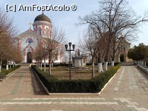 [P07] Chițcani, Mănăstirea Noul Neamț, Catedrala „Înălțarea Domnului” în stânga, Biserica „Adormirea Maicii Domnului' în dreapta, Fântâna în mijloc » foto by mprofeanu
 - 
<span class="allrVoted glyphicon glyphicon-heart hidden" id="av1490406"></span>
<a class="m-l-10 hidden" id="sv1490406" onclick="voting_Foto_DelVot(,1490406,6113)" role="button">șterge vot <span class="glyphicon glyphicon-remove"></span></a>
<a id="v91490406" class=" c-red"  onclick="voting_Foto_SetVot(1490406)" role="button"><span class="glyphicon glyphicon-heart-empty"></span> <b>LIKE</b> = Votează poza</a> <img class="hidden"  id="f1490406W9" src="/imagini/loader.gif" border="0" /><span class="AjErrMes hidden" id="e1490406ErM"></span>