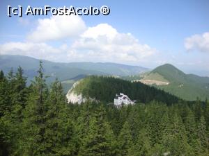 [P70] Se observă cabana Rarău, Piatra Şoimului şi o parte din Transrarău (fotografie făcută de lângă Piatra Mare a Doamnei). » foto by Floryn81
 - 
<span class="allrVoted glyphicon glyphicon-heart hidden" id="av756731"></span>
<a class="m-l-10 hidden" id="sv756731" onclick="voting_Foto_DelVot(,756731,6227)" role="button">șterge vot <span class="glyphicon glyphicon-remove"></span></a>
<a id="v9756731" class=" c-red"  onclick="voting_Foto_SetVot(756731)" role="button"><span class="glyphicon glyphicon-heart-empty"></span> <b>LIKE</b> = Votează poza</a> <img class="hidden"  id="f756731W9" src="/imagini/loader.gif" border="0" /><span class="AjErrMes hidden" id="e756731ErM"></span>