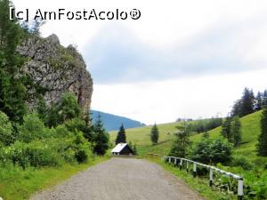 [P05] Stânca reper de la intrarea în Cheile Lucavei, văzută dinspre amonte spre aval. În spate se deschide valea râului Moldova cu comuna Moldova-Suliţa » foto by Lucien
 - 
<span class="allrVoted glyphicon glyphicon-heart hidden" id="av836986"></span>
<a class="m-l-10 hidden" id="sv836986" onclick="voting_Foto_DelVot(,836986,6227)" role="button">șterge vot <span class="glyphicon glyphicon-remove"></span></a>
<a id="v9836986" class=" c-red"  onclick="voting_Foto_SetVot(836986)" role="button"><span class="glyphicon glyphicon-heart-empty"></span> <b>LIKE</b> = Votează poza</a> <img class="hidden"  id="f836986W9" src="/imagini/loader.gif" border="0" /><span class="AjErrMes hidden" id="e836986ErM"></span>