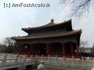 [P56] Beijing, Colegiul Imperial, Pavilionul Biyong, Podul pe care pășeau studenții, dar peste care se răspândeau și cunoștințele » foto by mprofeanu
 - 
<span class="allrVoted glyphicon glyphicon-heart hidden" id="av831320"></span>
<a class="m-l-10 hidden" id="sv831320" onclick="voting_Foto_DelVot(,831320,6234)" role="button">șterge vot <span class="glyphicon glyphicon-remove"></span></a>
<a id="v9831320" class=" c-red"  onclick="voting_Foto_SetVot(831320)" role="button"><span class="glyphicon glyphicon-heart-empty"></span> <b>LIKE</b> = Votează poza</a> <img class="hidden"  id="f831320W9" src="/imagini/loader.gif" border="0" /><span class="AjErrMes hidden" id="e831320ErM"></span>