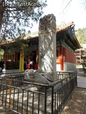 [P74] Beijing, Templul Wofo, Stela din fața Sălii lui Buddha Culcat » foto by mprofeanu
 - 
<span class="allrVoted glyphicon glyphicon-heart hidden" id="av835430"></span>
<a class="m-l-10 hidden" id="sv835430" onclick="voting_Foto_DelVot(,835430,6234)" role="button">șterge vot <span class="glyphicon glyphicon-remove"></span></a>
<a id="v9835430" class=" c-red"  onclick="voting_Foto_SetVot(835430)" role="button"><span class="glyphicon glyphicon-heart-empty"></span> <b>LIKE</b> = Votează poza</a> <img class="hidden"  id="f835430W9" src="/imagini/loader.gif" border="0" /><span class="AjErrMes hidden" id="e835430ErM"></span>