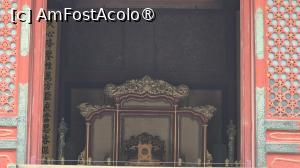 [P21] In centrul Salii Armoniei Centrale se afla un tron aurit realizat dintr-un lemn pretios chinezesc, sculptat si decorat cu dragoni, iar pietre pretioase si perle sunt incrustate in spatar si cotiere. » foto by geani anto
 - 
<span class="allrVoted glyphicon glyphicon-heart hidden" id="av1488068"></span>
<a class="m-l-10 hidden" id="sv1488068" onclick="voting_Foto_DelVot(,1488068,6234)" role="button">șterge vot <span class="glyphicon glyphicon-remove"></span></a>
<a id="v91488068" class=" c-red"  onclick="voting_Foto_SetVot(1488068)" role="button"><span class="glyphicon glyphicon-heart-empty"></span> <b>LIKE</b> = Votează poza</a> <img class="hidden"  id="f1488068W9" src="/imagini/loader.gif" border="0" /><span class="AjErrMes hidden" id="e1488068ErM"></span>