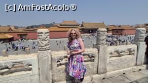 [P23] In spate se afla Poarta Puritatii Celeste si Piata Qianqingmen, care serveau drept linie de demarcatie clara intre Curtea Exterioara, unde se desfasurau afacerile statului si Curtea Interioara, resedința privata a imparatului si a concubinelor sale.  » foto by geani anto
 - 
<span class="allrVoted glyphicon glyphicon-heart hidden" id="av1488070"></span>
<a class="m-l-10 hidden" id="sv1488070" onclick="voting_Foto_DelVot(,1488070,6234)" role="button">șterge vot <span class="glyphicon glyphicon-remove"></span></a>
<a id="v91488070" class=" c-red"  onclick="voting_Foto_SetVot(1488070)" role="button"><span class="glyphicon glyphicon-heart-empty"></span> <b>LIKE</b> = Votează poza</a> <img class="hidden"  id="f1488070W9" src="/imagini/loader.gif" border="0" /><span class="AjErrMes hidden" id="e1488070ErM"></span>