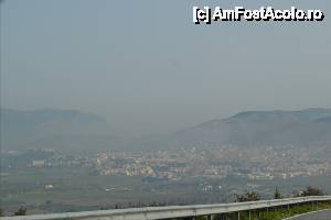 [P05] Orasul Selcuk, vazut de pe drumul inspre Casa Fecioarei. In stanga e dealul Ayasoluk, cu citadela in varf, iar la poalele lui, cladirea mai mare e Moscheea Isa Bey. Langa Isa Bey, era si Templul lui Artemis.  » foto by TraianS
 - 
<span class="allrVoted glyphicon glyphicon-heart hidden" id="av502970"></span>
<a class="m-l-10 hidden" id="sv502970" onclick="voting_Foto_DelVot(,502970,6251)" role="button">șterge vot <span class="glyphicon glyphicon-remove"></span></a>
<a id="v9502970" class=" c-red"  onclick="voting_Foto_SetVot(502970)" role="button"><span class="glyphicon glyphicon-heart-empty"></span> <b>LIKE</b> = Votează poza</a> <img class="hidden"  id="f502970W9" src="/imagini/loader.gif" border="0" /><span class="AjErrMes hidden" id="e502970ErM"></span>