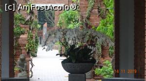[P12] Orhideea, floarea nationala a orasului Singapore, la intrare in Sang Nila garden.  » foto by mecut
 - 
<span class="allrVoted glyphicon glyphicon-heart hidden" id="av1141282"></span>
<a class="m-l-10 hidden" id="sv1141282" onclick="voting_Foto_DelVot(,1141282,6314)" role="button">șterge vot <span class="glyphicon glyphicon-remove"></span></a>
<a id="v91141282" class=" c-red"  onclick="voting_Foto_SetVot(1141282)" role="button"><span class="glyphicon glyphicon-heart-empty"></span> <b>LIKE</b> = Votează poza</a> <img class="hidden"  id="f1141282W9" src="/imagini/loader.gif" border="0" /><span class="AjErrMes hidden" id="e1141282ErM"></span>