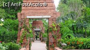 [P13] In gradina Sang Nila Utama garden, portile de trecere, spre patio.  » foto by mecut
 - 
<span class="allrVoted glyphicon glyphicon-heart hidden" id="av1141283"></span>
<a class="m-l-10 hidden" id="sv1141283" onclick="voting_Foto_DelVot(,1141283,6314)" role="button">șterge vot <span class="glyphicon glyphicon-remove"></span></a>
<a id="v91141283" class=" c-red"  onclick="voting_Foto_SetVot(1141283)" role="button"><span class="glyphicon glyphicon-heart-empty"></span> <b>LIKE</b> = Votează poza</a> <img class="hidden"  id="f1141283W9" src="/imagini/loader.gif" border="0" /><span class="AjErrMes hidden" id="e1141283ErM"></span>