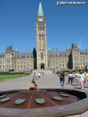 [P18] În faţa Parlamentului Canadei arde o flacără într-un 'scut' cu însemne cavalereşti. Ottawa, 13 august 2010 » foto by GMia
 - 
<span class="allrVoted glyphicon glyphicon-heart hidden" id="av521822"></span>
<a class="m-l-10 hidden" id="sv521822" onclick="voting_Foto_DelVot(,521822,6590)" role="button">șterge vot <span class="glyphicon glyphicon-remove"></span></a>
<a id="v9521822" class=" c-red"  onclick="voting_Foto_SetVot(521822)" role="button"><span class="glyphicon glyphicon-heart-empty"></span> <b>LIKE</b> = Votează poza</a> <img class="hidden"  id="f521822W9" src="/imagini/loader.gif" border="0" /><span class="AjErrMes hidden" id="e521822ErM"></span>