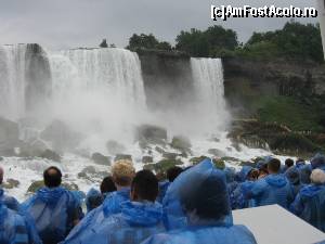 [P06] Cascada Niagara. Toţi cei îmbarcaţi în partea canadiană purtau pelerine albastre. În partea dreaptă se pot vedea persoane îmbrăcate cu pelerine galbene. Acolo era SUA...  » foto by GMia
 - 
<span class="allrVoted glyphicon glyphicon-heart hidden" id="av521777"></span>
<a class="m-l-10 hidden" id="sv521777" onclick="voting_Foto_DelVot(,521777,6590)" role="button">șterge vot <span class="glyphicon glyphicon-remove"></span></a>
<a id="v9521777" class=" c-red"  onclick="voting_Foto_SetVot(521777)" role="button"><span class="glyphicon glyphicon-heart-empty"></span> <b>LIKE</b> = Votează poza</a> <img class="hidden"  id="f521777W9" src="/imagini/loader.gif" border="0" /><span class="AjErrMes hidden" id="e521777ErM"></span>