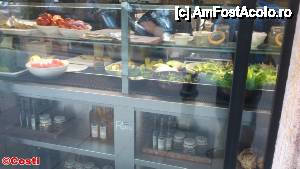 [P12] Restaurantul Teresa Carles are şi vitrine, unde se pot admira preparatele culinare.  » foto by Costi
 - 
<span class="allrVoted glyphicon glyphicon-heart hidden" id="av480462"></span>
<a class="m-l-10 hidden" id="sv480462" onclick="voting_Foto_DelVot(,480462,6706)" role="button">șterge vot <span class="glyphicon glyphicon-remove"></span></a>
<a id="v9480462" class=" c-red"  onclick="voting_Foto_SetVot(480462)" role="button"><span class="glyphicon glyphicon-heart-empty"></span> <b>LIKE</b> = Votează poza</a> <img class="hidden"  id="f480462W9" src="/imagini/loader.gif" border="0" /><span class="AjErrMes hidden" id="e480462ErM"></span>