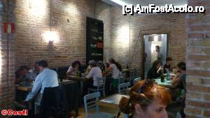 [P22] O imagine de ansamblu din una din cele două încăperi ale restaurantului Teresa Carles.  » foto by Costi
 - 
<span class="allrVoted glyphicon glyphicon-heart hidden" id="av480472"></span>
<a class="m-l-10 hidden" id="sv480472" onclick="voting_Foto_DelVot(,480472,6706)" role="button">șterge vot <span class="glyphicon glyphicon-remove"></span></a>
<a id="v9480472" class=" c-red"  onclick="voting_Foto_SetVot(480472)" role="button"><span class="glyphicon glyphicon-heart-empty"></span> <b>LIKE</b> = Votează poza</a> <img class="hidden"  id="f480472W9" src="/imagini/loader.gif" border="0" /><span class="AjErrMes hidden" id="e480472ErM"></span>