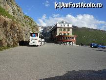 P12 [JUL-2012] Furkapass - Hotelul Gletscher Belvedere şi autocarul nostru. 