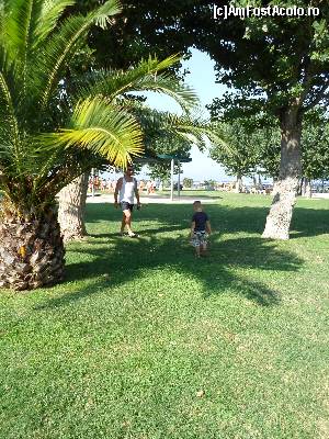 [P13] 'Portiunea verde' dintre hotel, respectiv terasa restaurantului si mare. Aici se desfasoara si multe dintre activitatile in aer liber ale copiilor mai mari si animatori. (modelaj, pictura, diverse jocuri)  » foto by Iliescui
 - 
<span class="allrVoted glyphicon glyphicon-heart hidden" id="av604556"></span>
<a class="m-l-10 hidden" id="sv604556" onclick="voting_Foto_DelVot(,604556,6960)" role="button">șterge vot <span class="glyphicon glyphicon-remove"></span></a>
<a id="v9604556" class=" c-red"  onclick="voting_Foto_SetVot(604556)" role="button"><span class="glyphicon glyphicon-heart-empty"></span> <b>LIKE</b> = Votează poza</a> <img class="hidden"  id="f604556W9" src="/imagini/loader.gif" border="0" /><span class="AjErrMes hidden" id="e604556ErM"></span>
