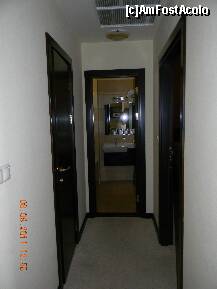[P05] Hotel Aurum Hajduszoboszlo - holul Apartamentului DeLux 203. În stânga baia de serviciu cu un wc şi o chiuvetă, în faţă baia mare şi în dreapta dormitorul. » foto by creivean
 - 
<span class="allrVoted glyphicon glyphicon-heart hidden" id="av264946"></span>
<a class="m-l-10 hidden" id="sv264946" onclick="voting_Foto_DelVot(,264946,6985)" role="button">șterge vot <span class="glyphicon glyphicon-remove"></span></a>
<a id="v9264946" class=" c-red"  onclick="voting_Foto_SetVot(264946)" role="button"><span class="glyphicon glyphicon-heart-empty"></span> <b>LIKE</b> = Votează poza</a> <img class="hidden"  id="f264946W9" src="/imagini/loader.gif" border="0" /><span class="AjErrMes hidden" id="e264946ErM"></span>