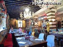 [P18] Restaurant Lorenzo&Kakalamba - foto efectuată de la masa la care am stat, atmosfera era una sobră totuși, ceilalți clienți mâncau în tăcere, noi fiind singurii gălăgioși și curioși în ale fotografiei.  » foto by ariciu
 - 
<span class="allrVoted glyphicon glyphicon-heart hidden" id="av469259"></span>
<a class="m-l-10 hidden" id="sv469259" onclick="voting_Foto_DelVot(,469259,7062)" role="button">șterge vot <span class="glyphicon glyphicon-remove"></span></a>
<a id="v9469259" class=" c-red"  onclick="voting_Foto_SetVot(469259)" role="button"><span class="glyphicon glyphicon-heart-empty"></span> <b>LIKE</b> = Votează poza</a> <img class="hidden"  id="f469259W9" src="/imagini/loader.gif" border="0" /><span class="AjErrMes hidden" id="e469259ErM"></span>