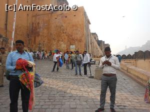 [P09] Jaipur - Amber Fort. La intrare, comercianți ambulanți. » foto by iulianic
 - 
<span class="allrVoted glyphicon glyphicon-heart hidden" id="av1465737"></span>
<a class="m-l-10 hidden" id="sv1465737" onclick="voting_Foto_DelVot(,1465737,7099)" role="button">șterge vot <span class="glyphicon glyphicon-remove"></span></a>
<a id="v91465737" class=" c-red"  onclick="voting_Foto_SetVot(1465737)" role="button"><span class="glyphicon glyphicon-heart-empty"></span> <b>LIKE</b> = Votează poza</a> <img class="hidden"  id="f1465737W9" src="/imagini/loader.gif" border="0" /><span class="AjErrMes hidden" id="e1465737ErM"></span>