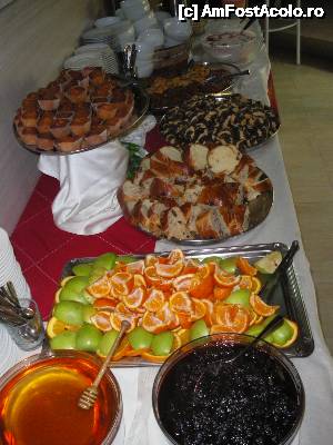 P14 [FEB-2014] Micul dejun desert: miere, gem, fructe taiate, cozonac, medeline, fursecuri cu cioco, rulada cu vanilie si cacao, iaurt, ceriale. 