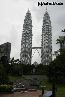 [P03] Petronas Towers ziua » foto by mariarosa
 - 
<span class="allrVoted glyphicon glyphicon-heart hidden" id="av204842"></span>
<a class="m-l-10 hidden" id="sv204842" onclick="voting_Foto_DelVot(,204842,7116)" role="button">șterge vot <span class="glyphicon glyphicon-remove"></span></a>
<a id="v9204842" class=" c-red"  onclick="voting_Foto_SetVot(204842)" role="button"><span class="glyphicon glyphicon-heart-empty"></span> <b>LIKE</b> = Votează poza</a> <img class="hidden"  id="f204842W9" src="/imagini/loader.gif" border="0" /><span class="AjErrMes hidden" id="e204842ErM"></span>