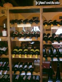 [P102] Sticlele acestea de vin sunt etalate la intrarea în restaurant... dar nimeni nu comandă! » foto by Aeerdna*
 - 
<span class="allrVoted glyphicon glyphicon-heart hidden" id="av217173"></span>
<a class="m-l-10 hidden" id="sv217173" onclick="voting_Foto_DelVot(,217173,7150)" role="button">șterge vot <span class="glyphicon glyphicon-remove"></span></a>
<a id="v9217173" class=" c-red"  onclick="voting_Foto_SetVot(217173)" role="button"><span class="glyphicon glyphicon-heart-empty"></span> <b>LIKE</b> = Votează poza</a> <img class="hidden"  id="f217173W9" src="/imagini/loader.gif" border="0" /><span class="AjErrMes hidden" id="e217173ErM"></span>