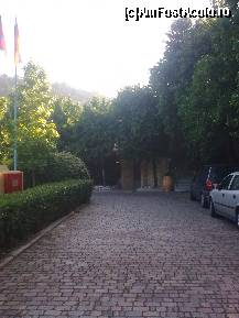 [P122] Alee care duce spre parcarea din faţa restaurantului 'Doxato'...Uneori, turiştii îşi parcau maşinile aici, că e mai aproape de recepţie. Dar acest lucru se petrece numai atunci când parcarea este foarte aglomerată... » foto by Aeerdna*
 - 
<span class="allrVoted glyphicon glyphicon-heart hidden" id="av217252"></span>
<a class="m-l-10 hidden" id="sv217252" onclick="voting_Foto_DelVot(,217252,7150)" role="button">șterge vot <span class="glyphicon glyphicon-remove"></span></a>
<a id="v9217252" class=" c-red"  onclick="voting_Foto_SetVot(217252)" role="button"><span class="glyphicon glyphicon-heart-empty"></span> <b>LIKE</b> = Votează poza</a> <img class="hidden"  id="f217252W9" src="/imagini/loader.gif" border="0" /><span class="AjErrMes hidden" id="e217252ErM"></span>