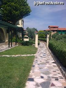 [P161] Aleea din faţa camerelor cu număr de 200... în dreapta este plantaţia de măslini. » foto by Aeerdna*
 - 
<span class="allrVoted glyphicon glyphicon-heart hidden" id="av217291"></span>
<a class="m-l-10 hidden" id="sv217291" onclick="voting_Foto_DelVot(,217291,7150)" role="button">șterge vot <span class="glyphicon glyphicon-remove"></span></a>
<a id="v9217291" class=" c-red"  onclick="voting_Foto_SetVot(217291)" role="button"><span class="glyphicon glyphicon-heart-empty"></span> <b>LIKE</b> = Votează poza</a> <img class="hidden"  id="f217291W9" src="/imagini/loader.gif" border="0" /><span class="AjErrMes hidden" id="e217291ErM"></span>